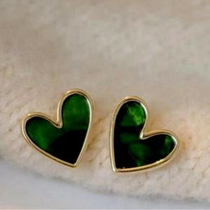 Cute green heart earring!